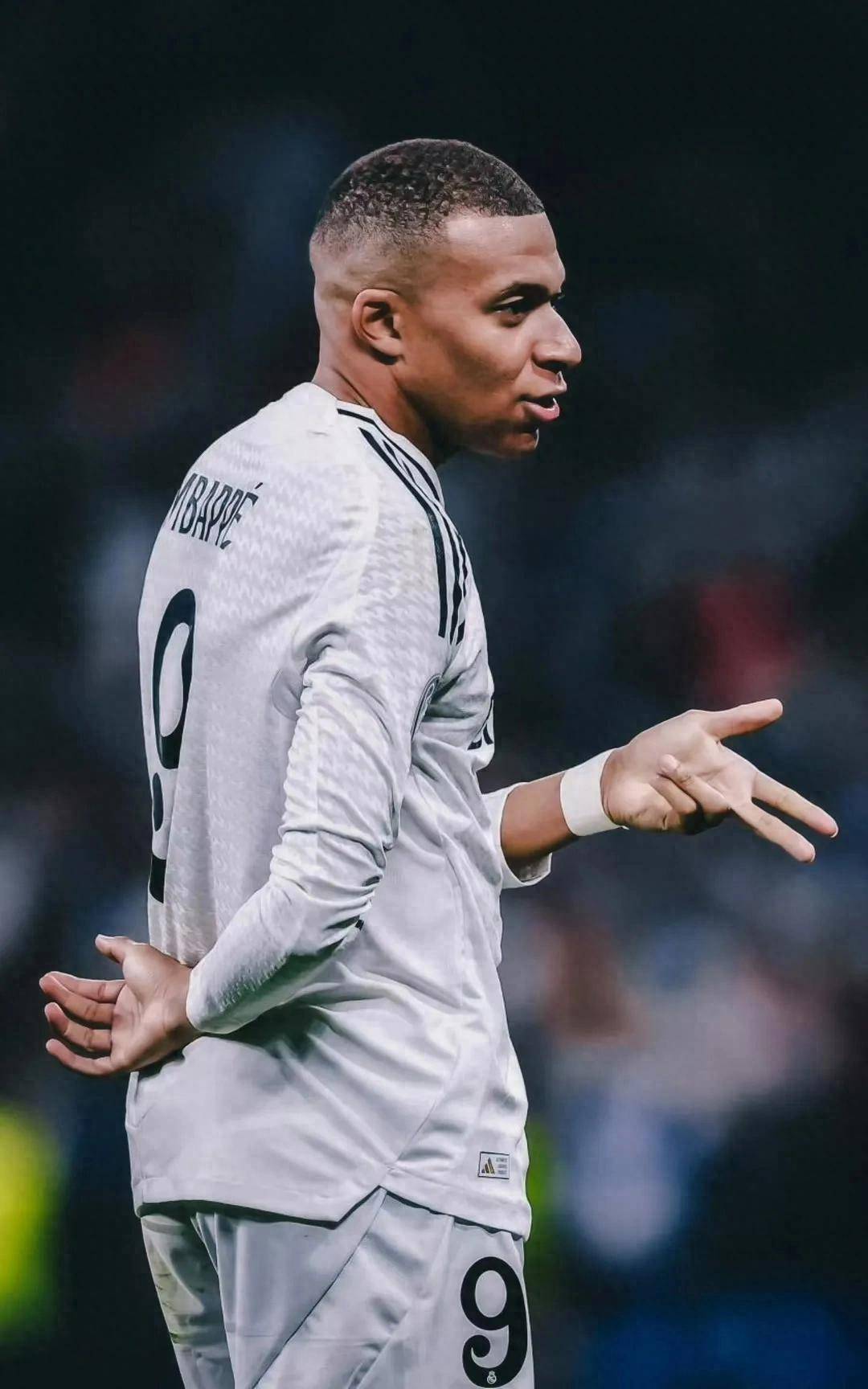 姆巴佩10号引发伯纳乌魔笛传奇(姆巴佩伯纳乌首秀数据)